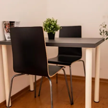 אכסניה Cukrarna Guest *