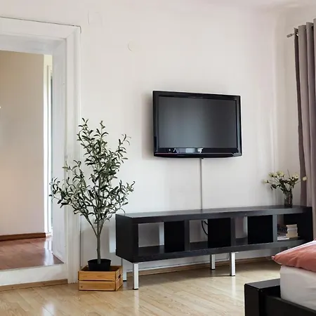 Cukrarna Guest * קראנז'