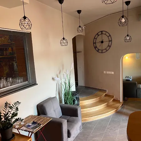 אכסניה Cukrarna Guest *