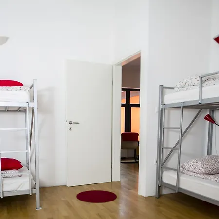 Hostel Cukrarna Guest